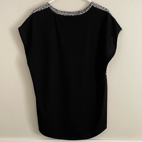 RETRO-ology Black Ivory Geometric Print Dolman Short Sleeve Hi-Low Top - Picture 2 of 4